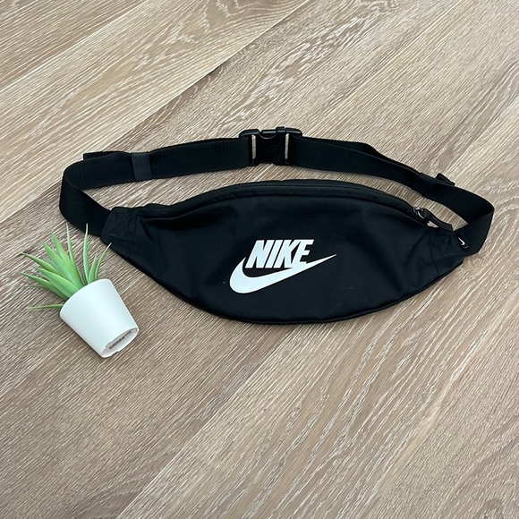 Nike Belt Bag - Picture 1 of 7